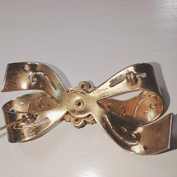 CORO Metalcut Gold Tone Ribbon Brooch w/Rhinestones Center Vintage - Picture 2 of 5